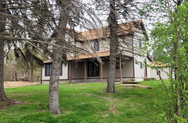 Spacious 5-bedroom house on 3 beautiful acres at the lake!