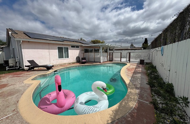 Spacious 5-bedroom house with AC and solar heating pool in beautiful San Diego