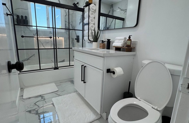 Spacious 5-bedroom house in marvelous San Diego with Gameroom, WiFi, AC
