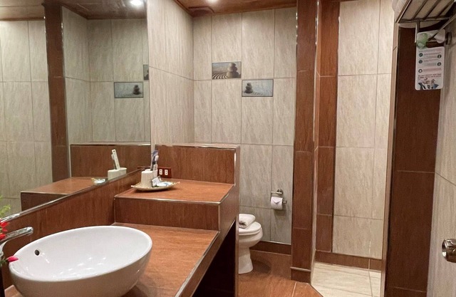 Spacious 5-bedroom hotel in awesome Hilongos with WiFi, AC