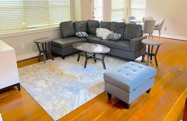 Spacious 5-bedroom hotel in lovely Uvalde with WiFi, AC
