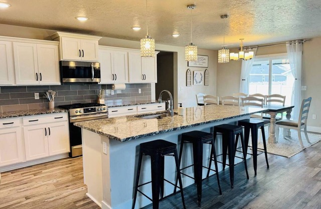 Spacious 5-bedroom house in Marvelous Caldwell with Fast Wifi Quiet Neighborhood