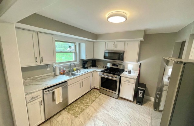 Spacious 5-bedroom house with AC and WiFi in brilliant Machesney Park