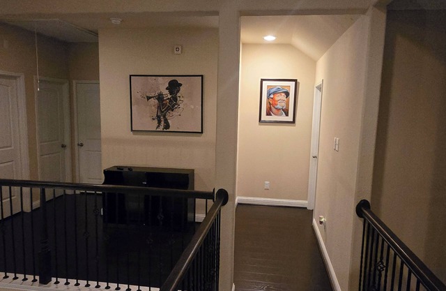 Spacious 5-bedroom house in charming Rosharon with WiFi and fitness room