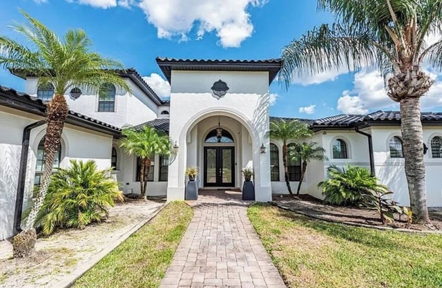 Spacious 5-bedroom house in marvelous Orlando with WiFi, AC