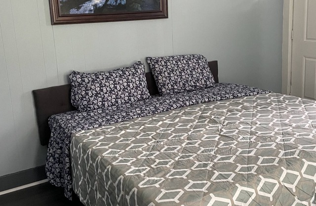 "Spacious 5-Bedroom House in the Heart of Pontiac Free Parking WIFI