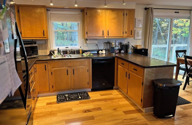 Spacious 5-bedroom house in marvelous Windham with AC, WiFi & wood burning stove
