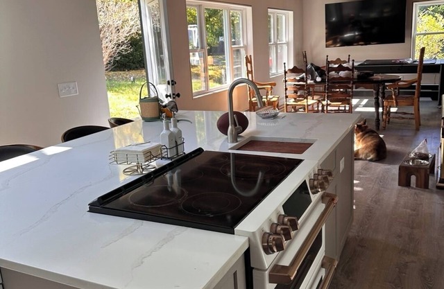 Spacious 5-bedroom house in charming Lee with WiFi
