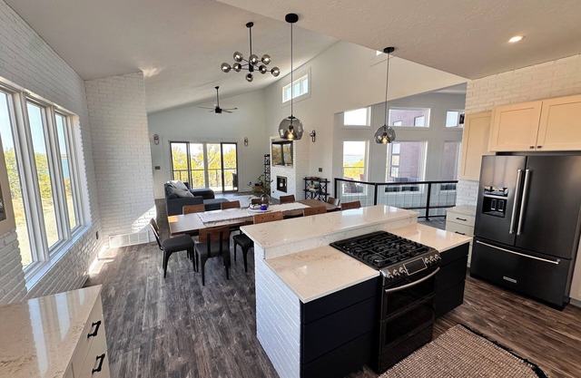 Spacious 5-Bedroom House on Lake McConaughey – Lake front, WiFi, AC