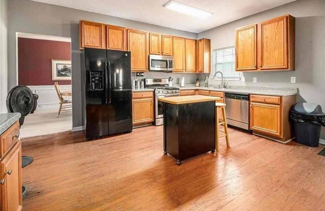 Spacious 5-bedroom house in adorable Dallas with AC, WiFi