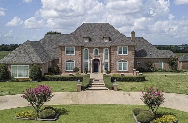 Spacious 5-bedroom house with great location to Texoma lake, shops and Casino