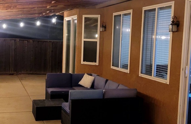 Spacious 5-bedroom house with WiFi, AC in welcoming Fresno
