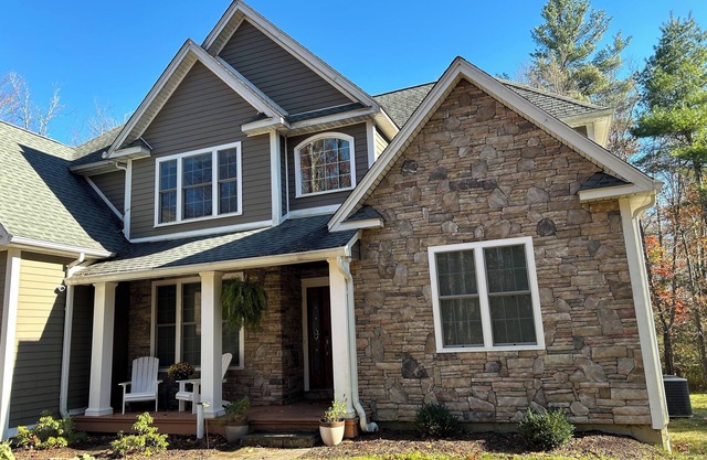 Spacious 5-bedroom house in lake community, fireplace, hot tub, washer/dryer