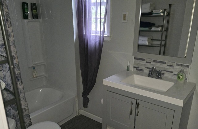 Spacious 5-bedroom house in peaceful Lorain with AC, WiFi