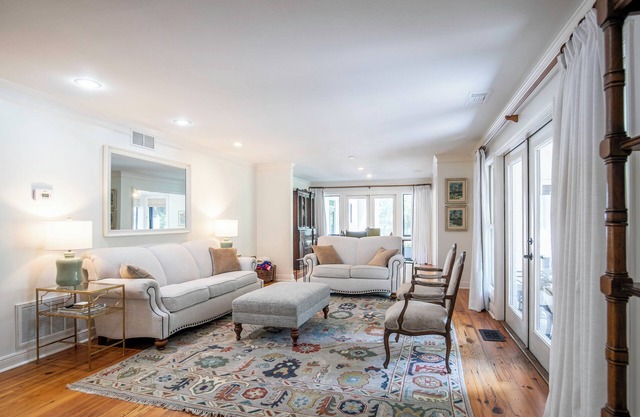 Spacious 5-bedroom house close to historic Oxford Square!