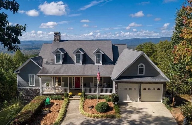 Spacious 5-bedroom house with WiFi and mountain views!
