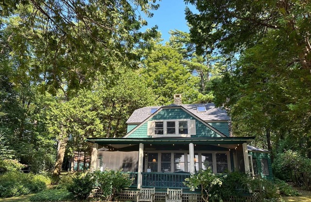 Spacious 5-bedroom Lake Camp in Charlotte