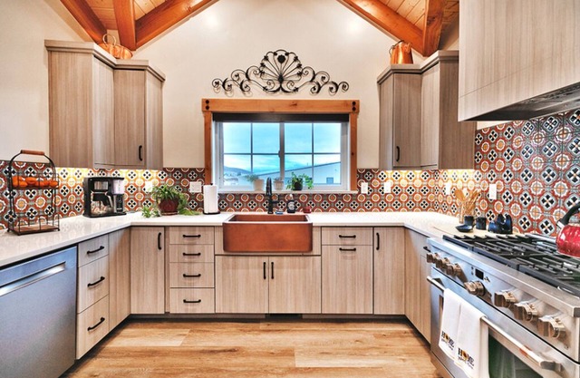 Spacious 5-bedroom lodge in fabulous Kamas with WiFi, AC