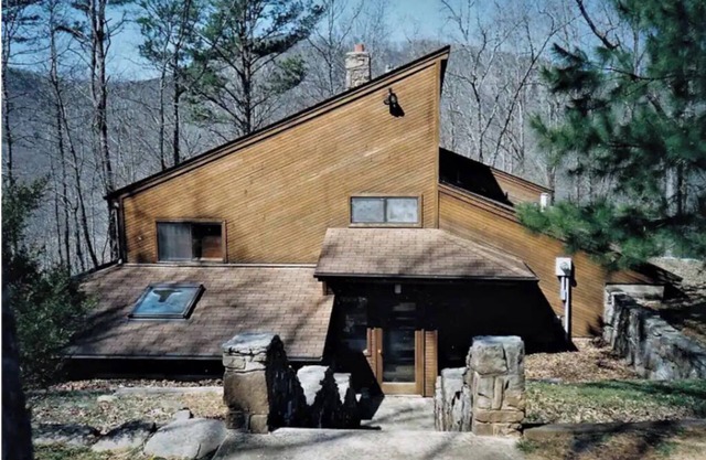 Spacious 5-bedroom lodge with WiFi, AC in charming Fox