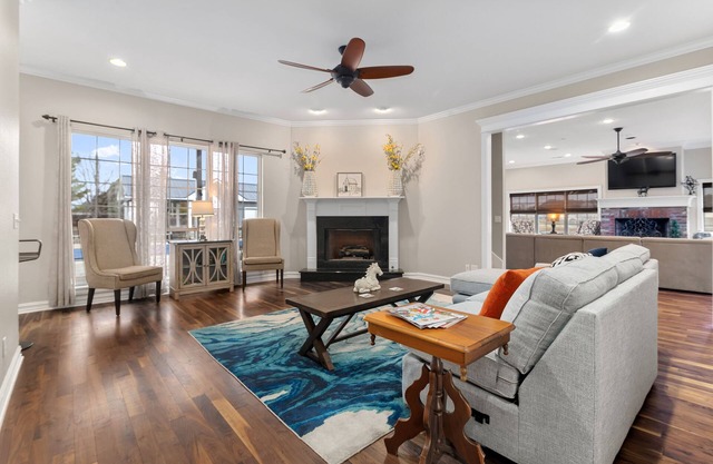 Spacious 5-bedroom Manor, Movie Room, Hot Tub, Horse Views and Pony Parties