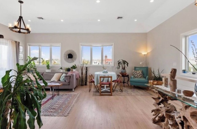 Spacious 5-bedroom ocean view house with AC, WiFi in lovely Long Beach