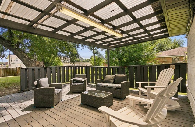 Spacious 5-Bedroom Short-Term Rental in Groves, TX