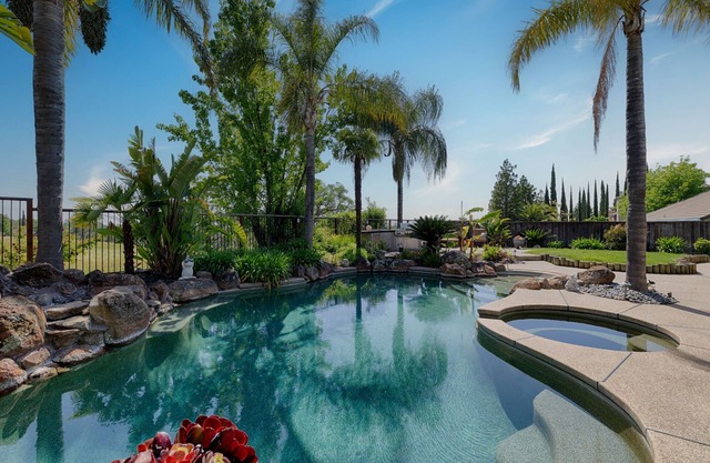 Spacious 5-bedroom tropical paradise home private pool/spa 1 level 3000 sqft