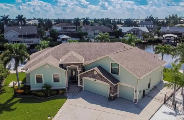 Spacious 5-bedroom house on the water with AC, WiFi in gorgeous Apollo Beach