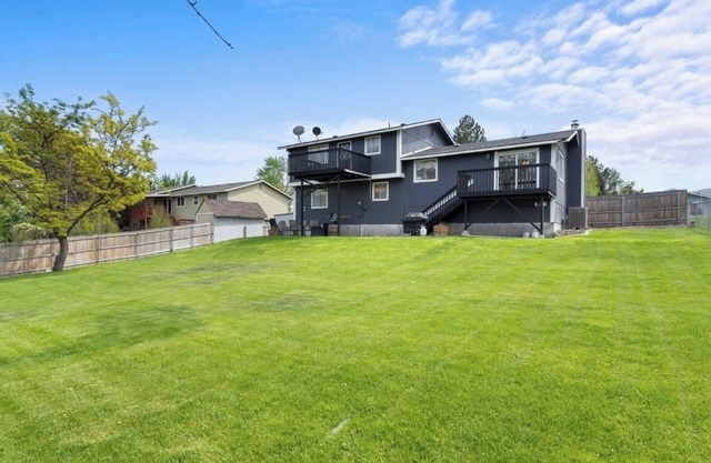 Spacious 5-bedroom townhome in charming Benton City