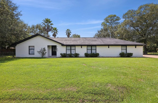 Spacious 5 bedroom home in Bridge City w/ pool