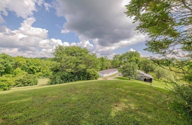 Spacious 5-bedroom house in Peaceful Chesterhill Free WiFi & Full Privacy.