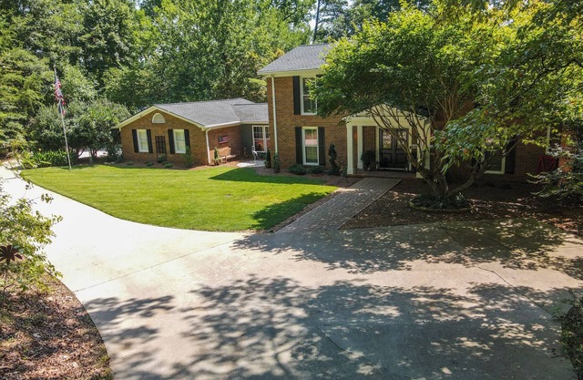 Spacious 5-bedroom Lake Lanier home with Boathouse, WiFi & Whole House Generator