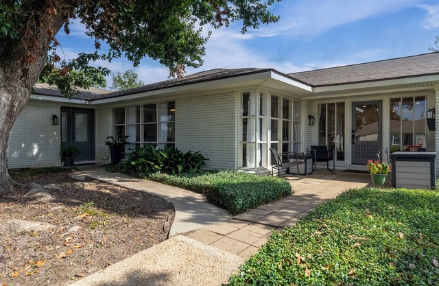 Spacious 5-bedroom house completely updated with wifi and game room