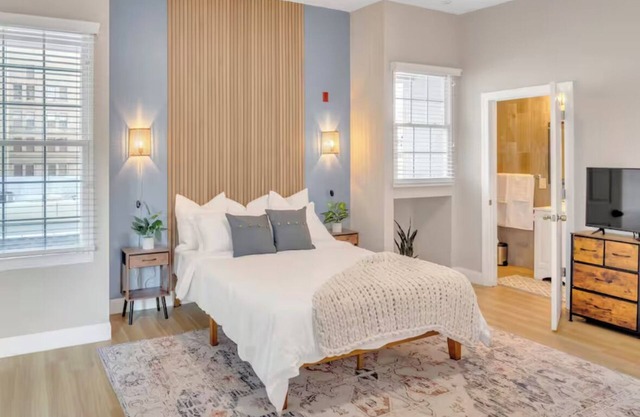 Spacious 5-bedroom 4-bath in Center City - Walk to Convention Center - Sleeps 16