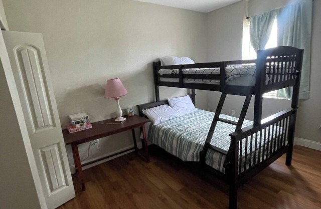 Spacious 5-bedroom house with WiFi, AC in charming Saint Robert