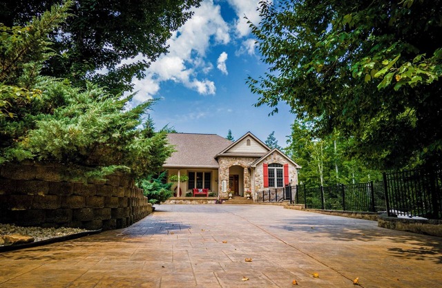 Spacious 5-bedroom house in serene Sevierville with Pool and free WiFi