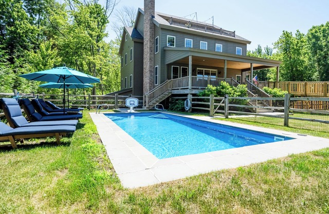 Spacious 5 bedroom home with private beach access, heated pool, arcades, & more!