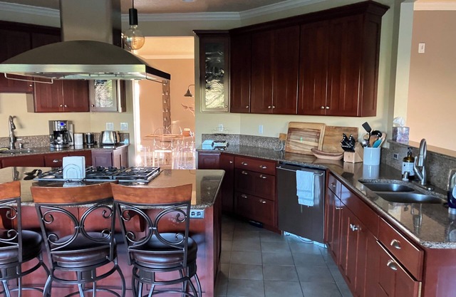 Spacious 5-bedroom house in welcoming Walla Walla with WiFi and AC