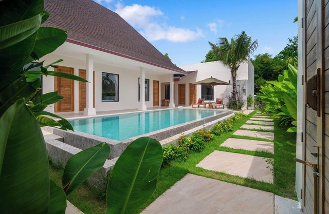 Spacious 5-bedroom villa in fantastic Si Sunthon with WiFi, AC