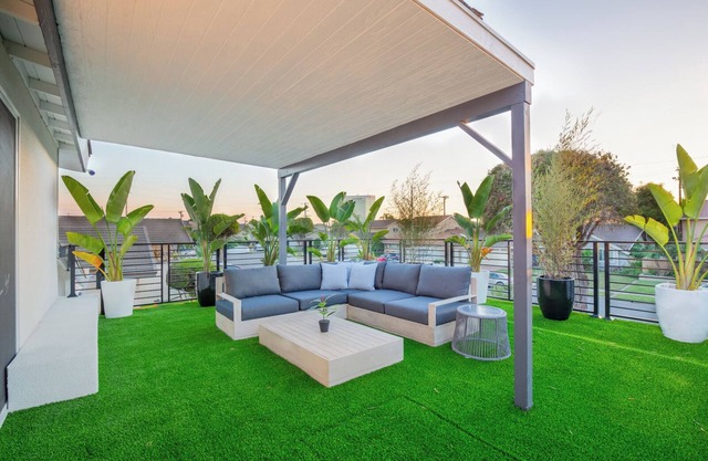 Spacious 5-bedroom villa in fabulous Hungtinton Beach near Disney and SoCal Gems
