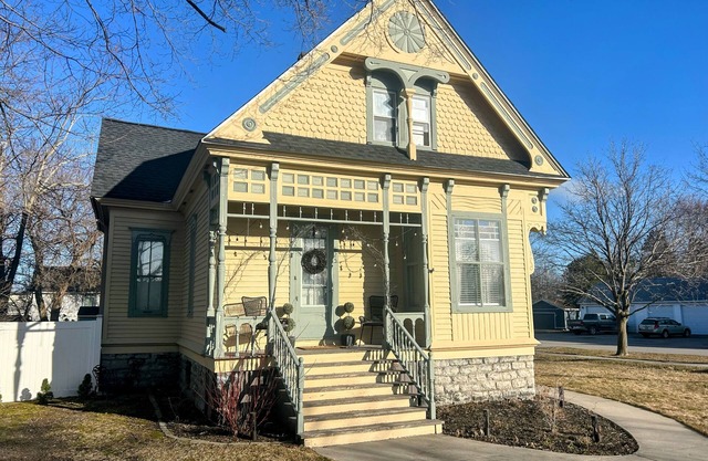 Spacious 5-bedroom Victorian house in charming Old Town Alpena with AC