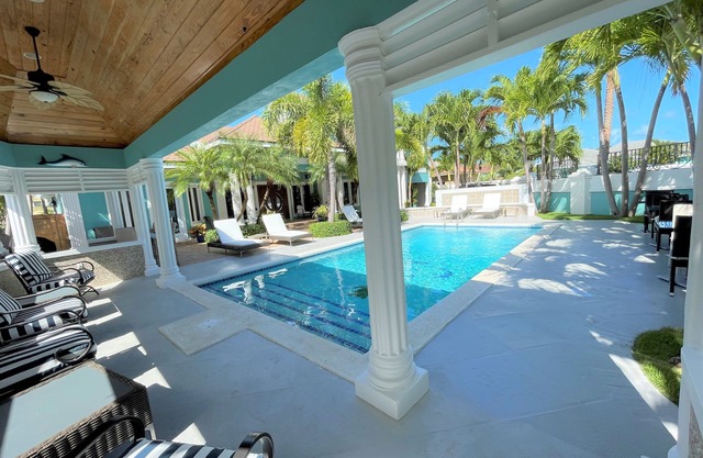 Spacious 5-bedroom villa in beautiful Nassau with AC, WiFi and Pool.