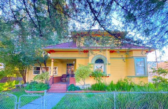 Spacious 5-bedroom wine country retreat in downtown Cloverdale