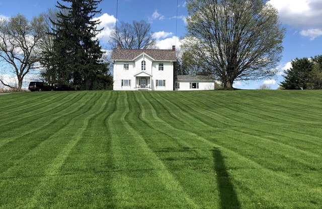 Spacious 5-bedroom w/ huge yard. Rural getaway!