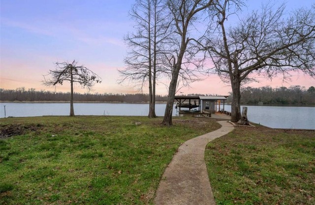 Spacious 5-bedroom waterfront house in charming Huntsville