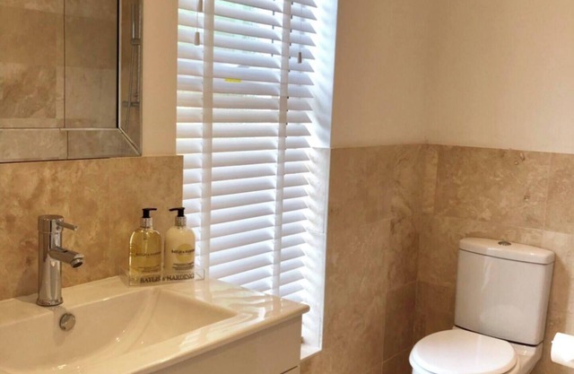 Spacious 5 Bedrooms-5mins to Town-Perfect for Families, Friends & Corporate use!