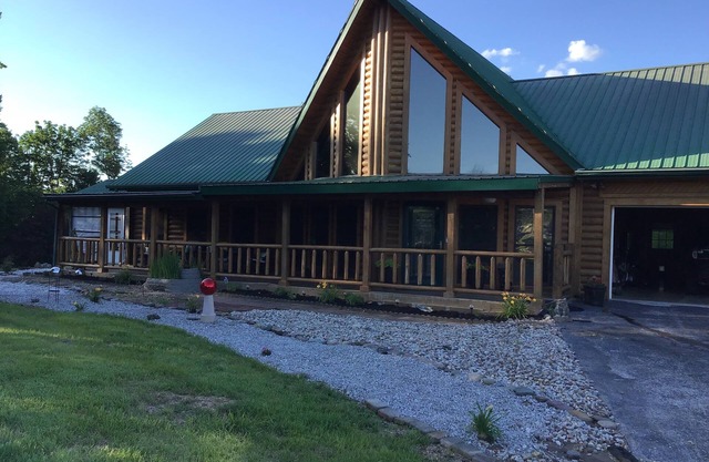 Spacious 6-bedroom cabin with WiFi, AC in charming Bronston