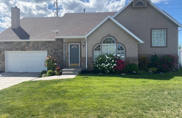 Spacious 5 BR/3 Bath Home with a PRIVATE HOT TUB!! 2x full Kitchens & Laundry