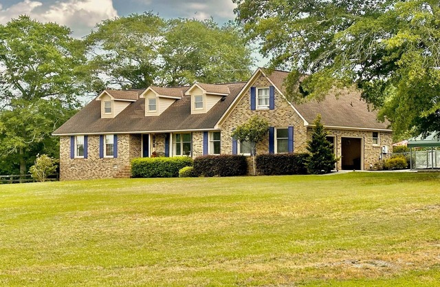 Spacious 5-bedroom farmhouse/ pool in charming Batesburg-Leesville with WiFi, AC