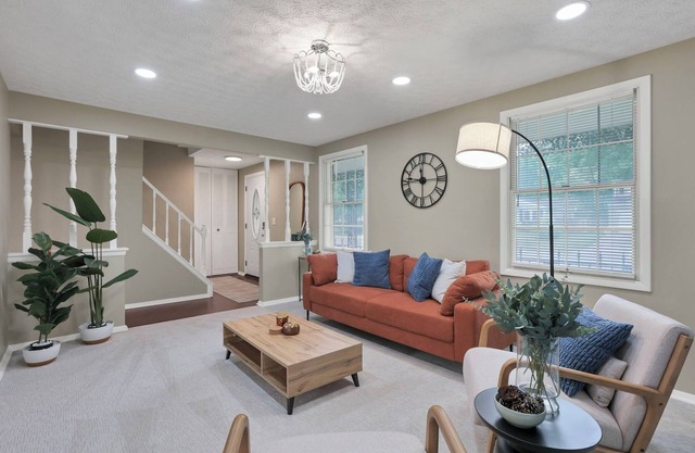 Spacious 4-bedroom house close to Easton, Airport, Parks and more!